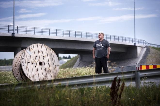Erkki Grimsin arkea uudet tiejärjestelyt ovat parantaneet: kotipihalla on hiljaista ja lapset sekä kissa voivat liikkua turvallisesti kodin ympäristössä. KUVAT: JARNO PELLINEN