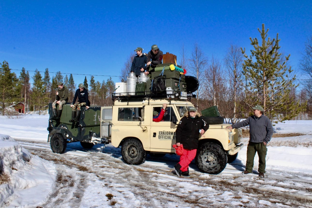 EräJormat tekivät jo viime viikonloppuna Kilpisjärven retkeä varten valmisteluja, he muun muassa koepakkasivat retkiautoon pilkkikisamatkalle tarvittavia tavaroita.