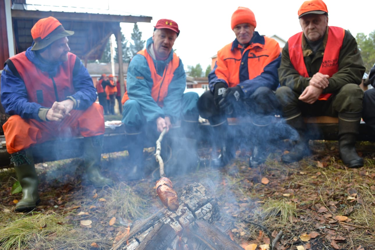 Uusi metsästysasetus puhuttanee tulevan syksyn makkaratulilla. Tässä Otto Tornberg, Markku Tornberg, Seppo Törmänen ja Aimo Hänninen.