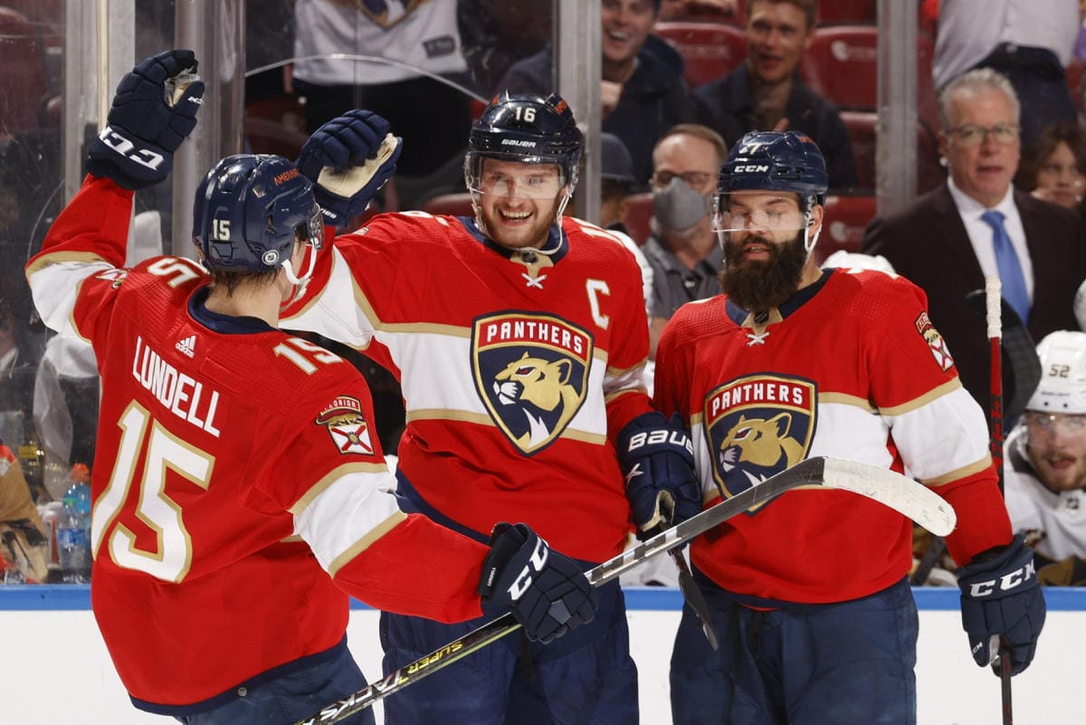 Aleksander Barkovin ennätysmaali syntyi ensimmäisessä erässä. Kuvassa Anton Lundell (vas.), Barkov ja Radko Gudas. LEHTIKUVA/AFP