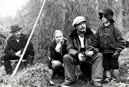 Suomalaisten kenties parhaiten tuntema kirjallisuuden tupakoiva naishahmo on Riitu Päätalo, Kallen äiti Taivalkosken Jokijärveltä. Kesällä 1986 Mikko Niskanen (toinen oik.) ohjasi tekoselkosissa elokuvaa Elämän vonkamies. Pikku-Kallena nähtiin Teuvo Remes (oik.), isä-Herkkona Martti Kainulainen ja äiti-Riituna Pirjo Leppänen.