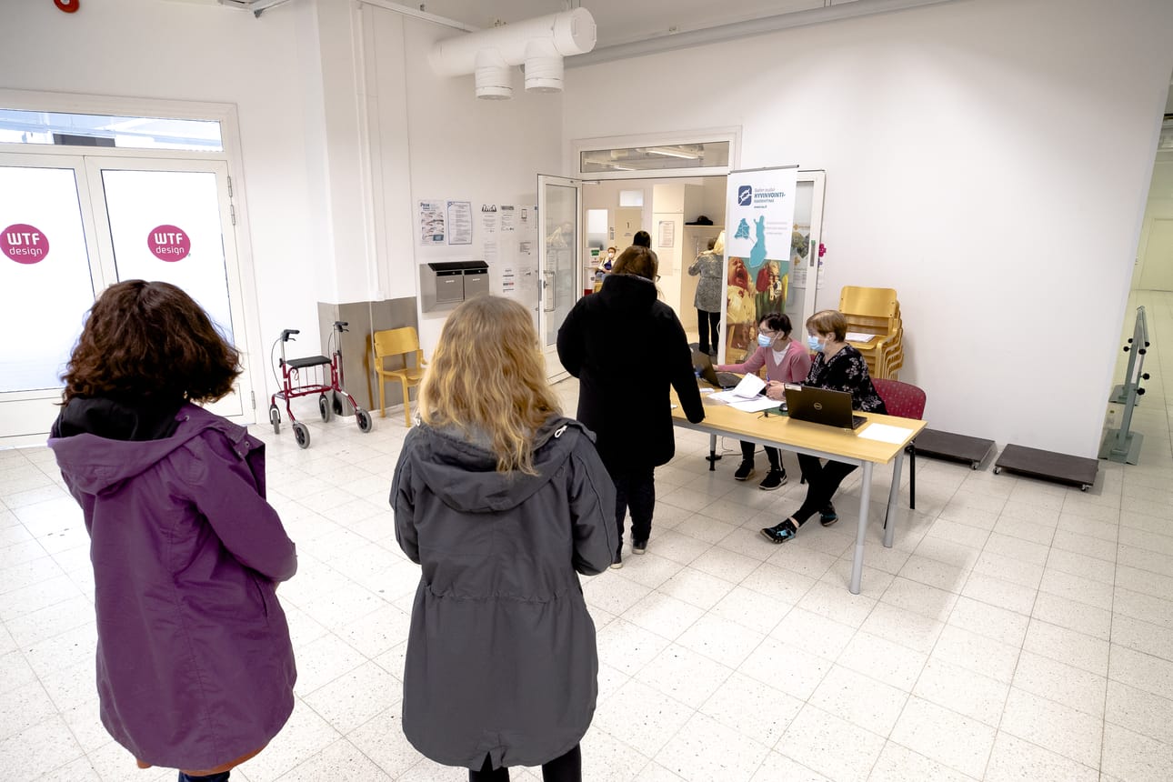 Tällä hetkellä Raahessa rokotetaan 55 vuotta tänä vuonna täyttäviä ja sitä vanhempia. Tiistaina rokotuksia tehtiin NeuvoRassissa.