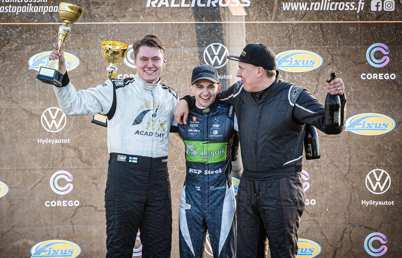 Hyvinkään SM-rallicrossissa vuonna 2022 juhlivat Rasmus Tuominen, Jere Kalliokoski ja Antti Suutarinen.