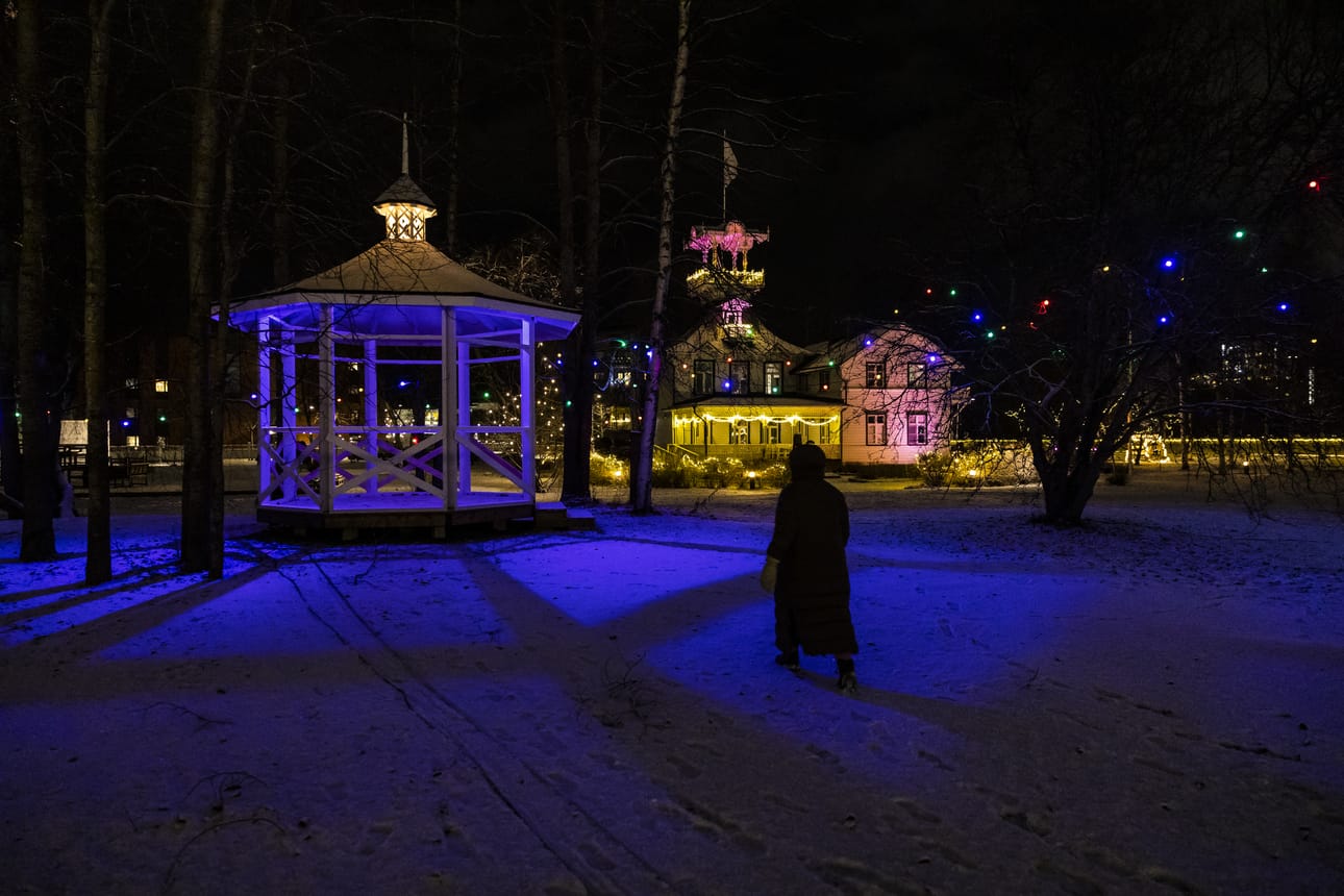 Villa Hannalan puutarhan valaistus on viikonloppuna värikäs ja runsas. Kohdevaloilla valaistaan muun muassa puita ja muita puutarhassa olevia yksityiskohtia.