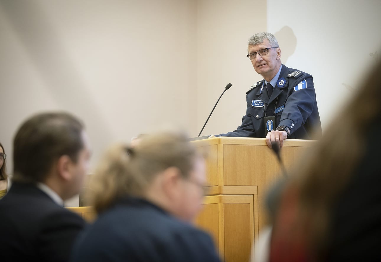 Oulun apulaispoliisipäällikkö Arto Karnaranta oli yksi puheenvuoronkäyttäjistä Oulun kaupungin turvallisuusinfossa maanantaina.