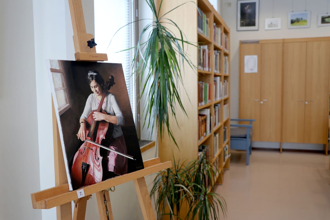 Aleksei Poliakovin taidenäyttely on esillä Alajärven kirjastossa helmikuun loppuun. Kuvassa olevassa teoksessa on kuvattu Poliakovin vaimo soittamassa selloa.