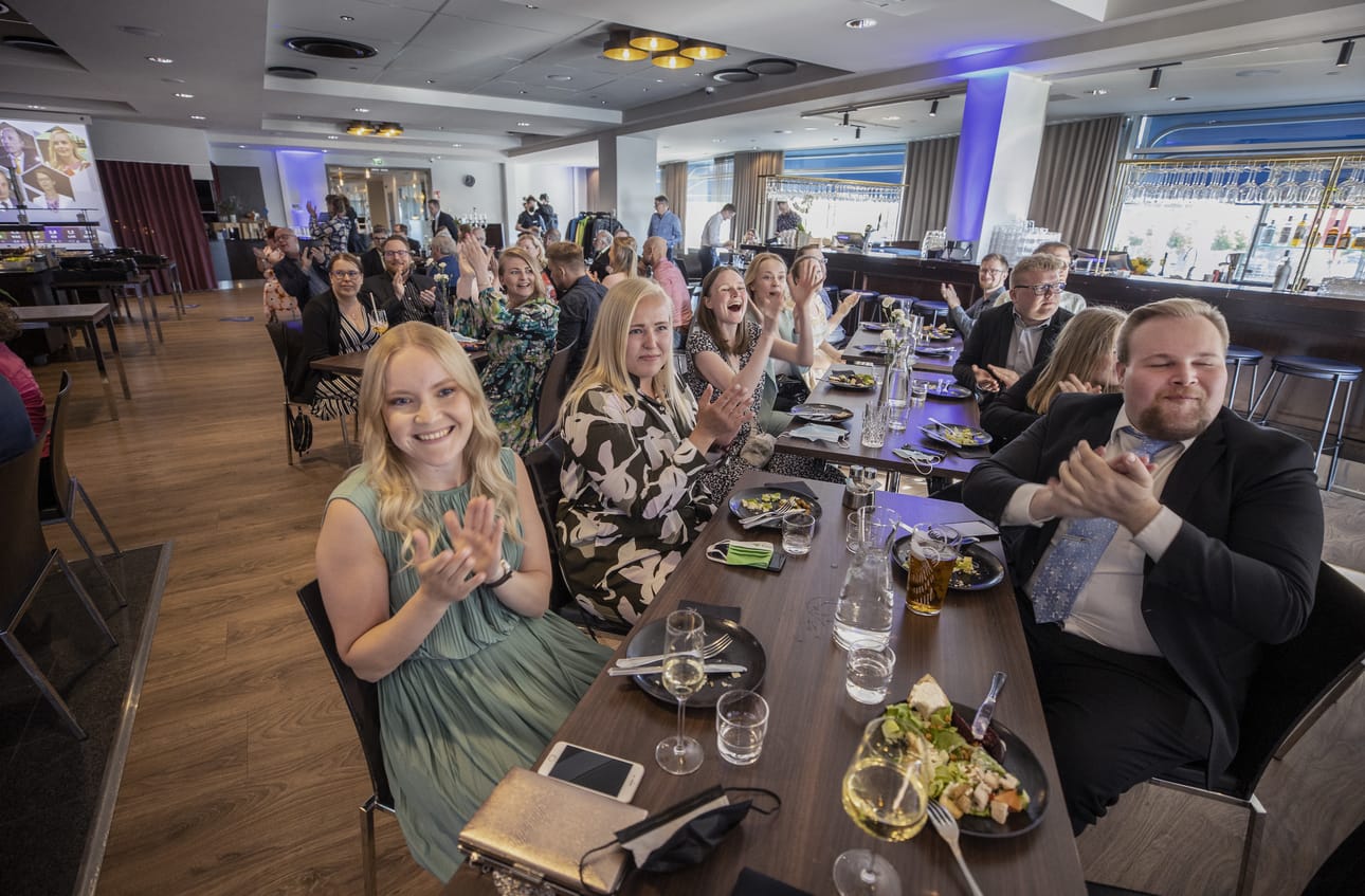 Ennakkoäänten tulokseen oltiin tyytyväisiä keskustan vaalivalvojaisissa Oulun Radisson Blussa.
