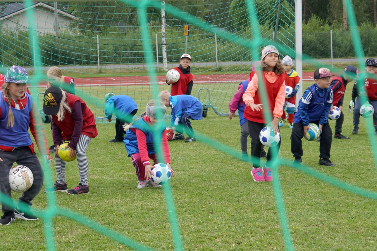 Jalkapallokoulussa lajitaidotkin karttuvat, vaikka se ei tärkeintä olekaan.