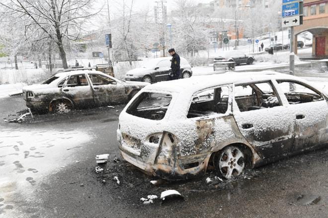 Tukholman Rinkebyssä poltettiin useita autoja helmikuussa 2017. Arkistokuva. KUVA: