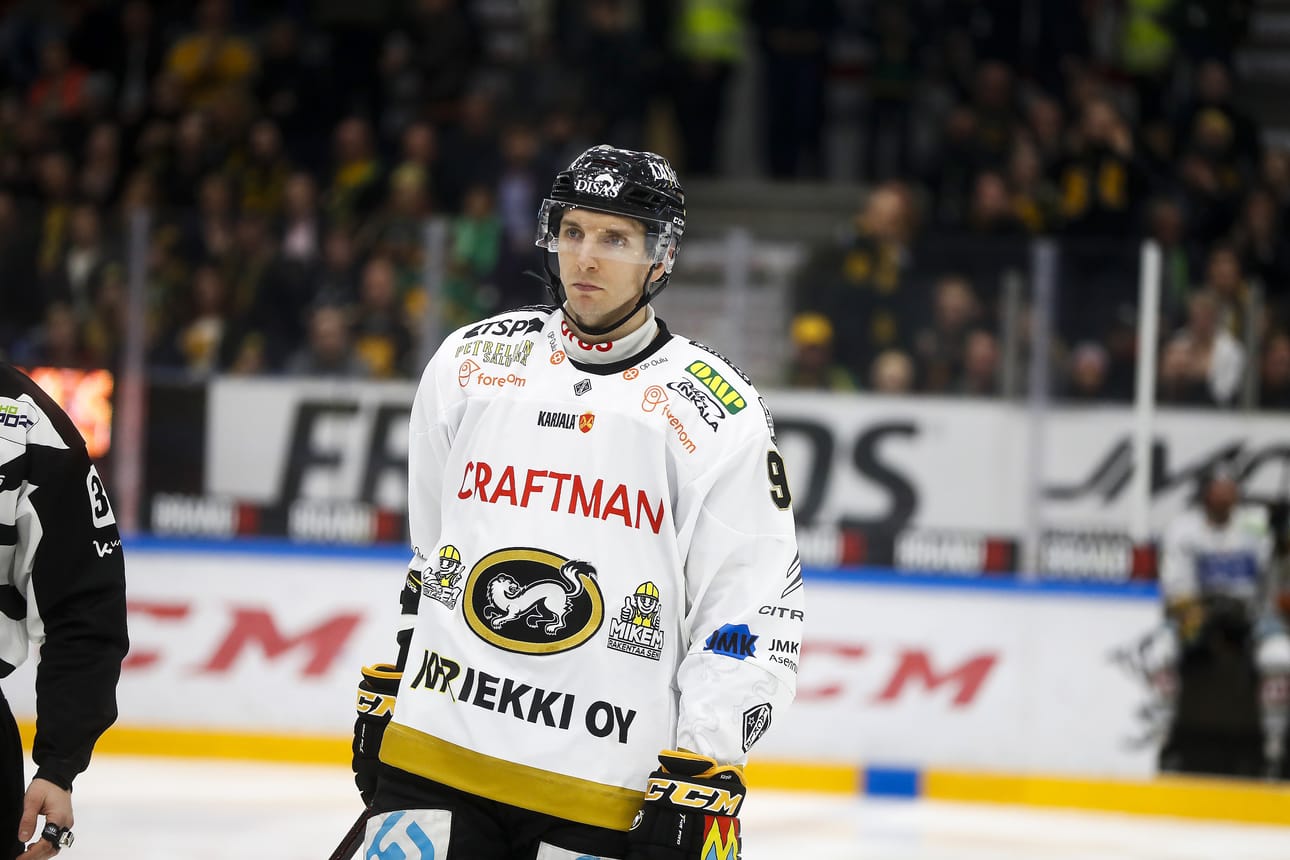 Kärppien Oskar Osalan ilme oli totinen, kun hyökkääjä sai suihkukomennuksen Ilveksen Oskari Laaksoseen kohdistuneen taklauksen jälkeen.