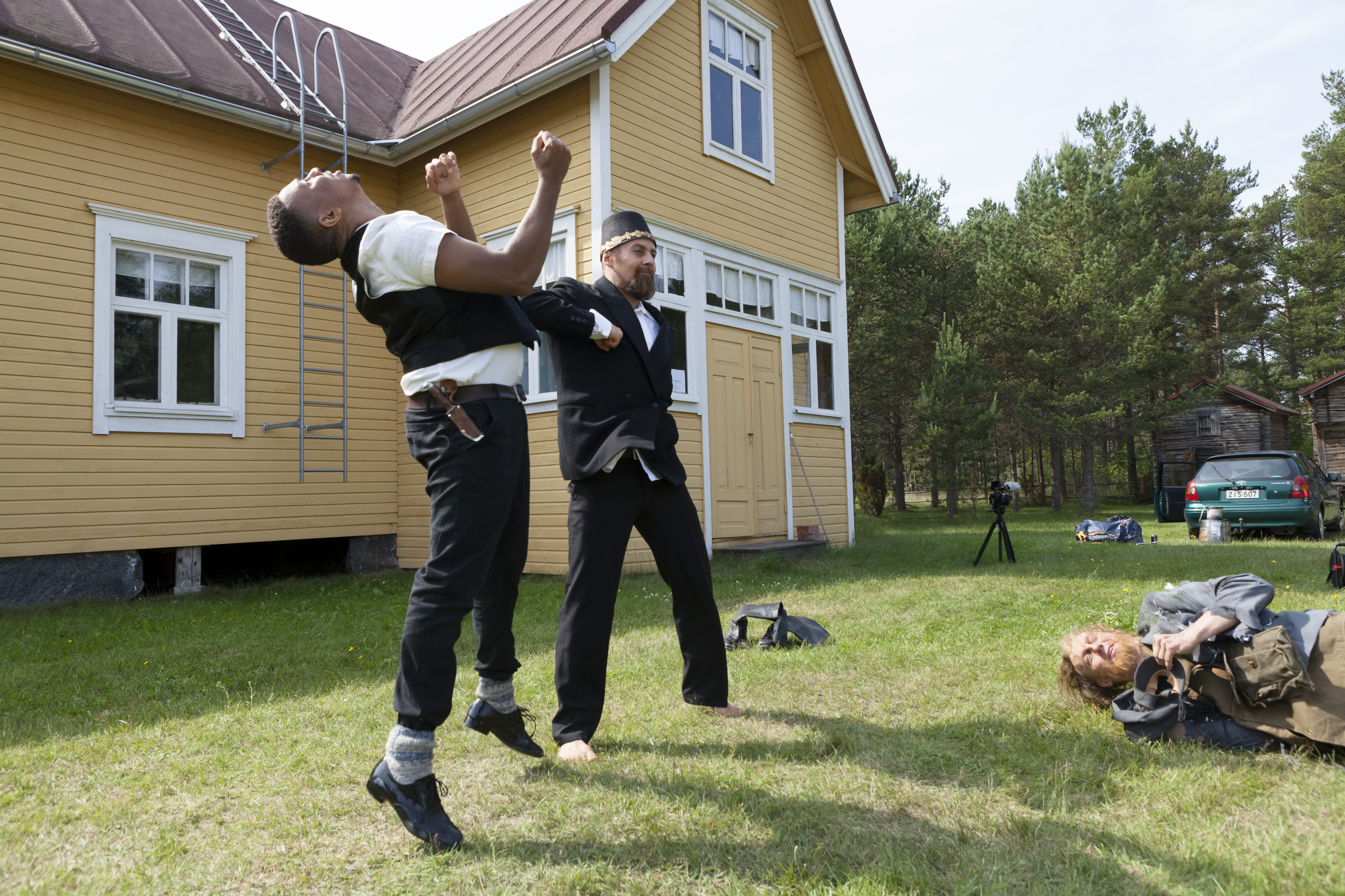 Näyttelijät Julian Owusu, Teemu Syrjälä ja Teemu Tuohimaa suunnittelevat taistelukohtausta.