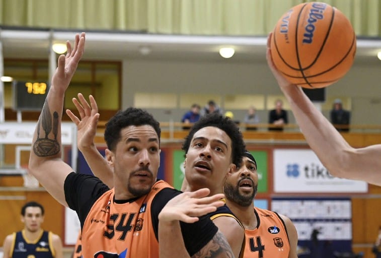 Karhu Basket on viimeksi pelannut Korisliigan ottelun 19. maaliskuuta, kun se kohtasi Helsingissä Seagullsin. Kuvassa etualalla KB:n Lee Skinner (vas).