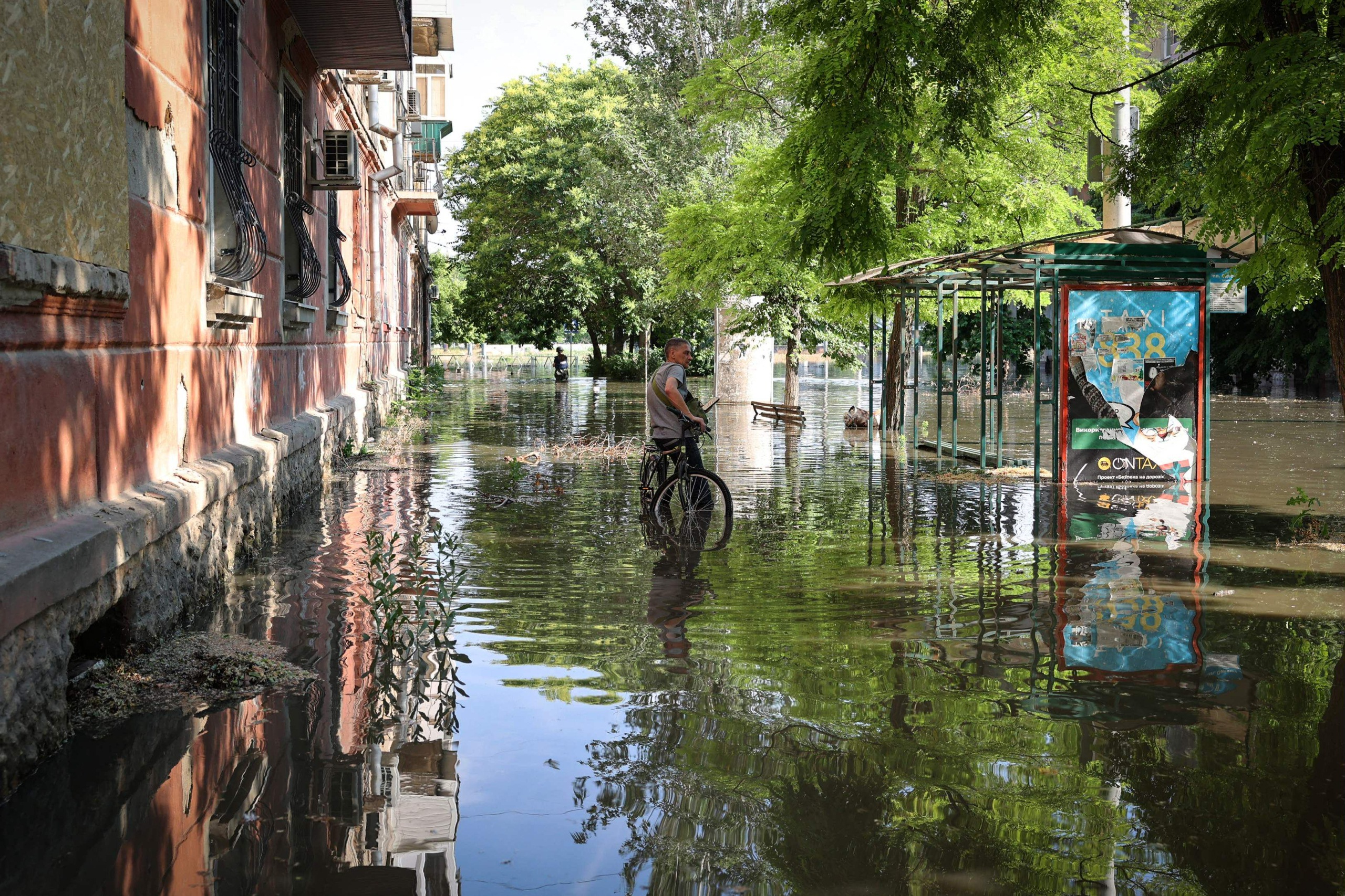 Yli 2 700 ihmistä evakuoitu Kahovkan padon murtumisen aiheuttamien tulvien alta – kymmeniätuhansia ihmisiä edelleen vaarassa