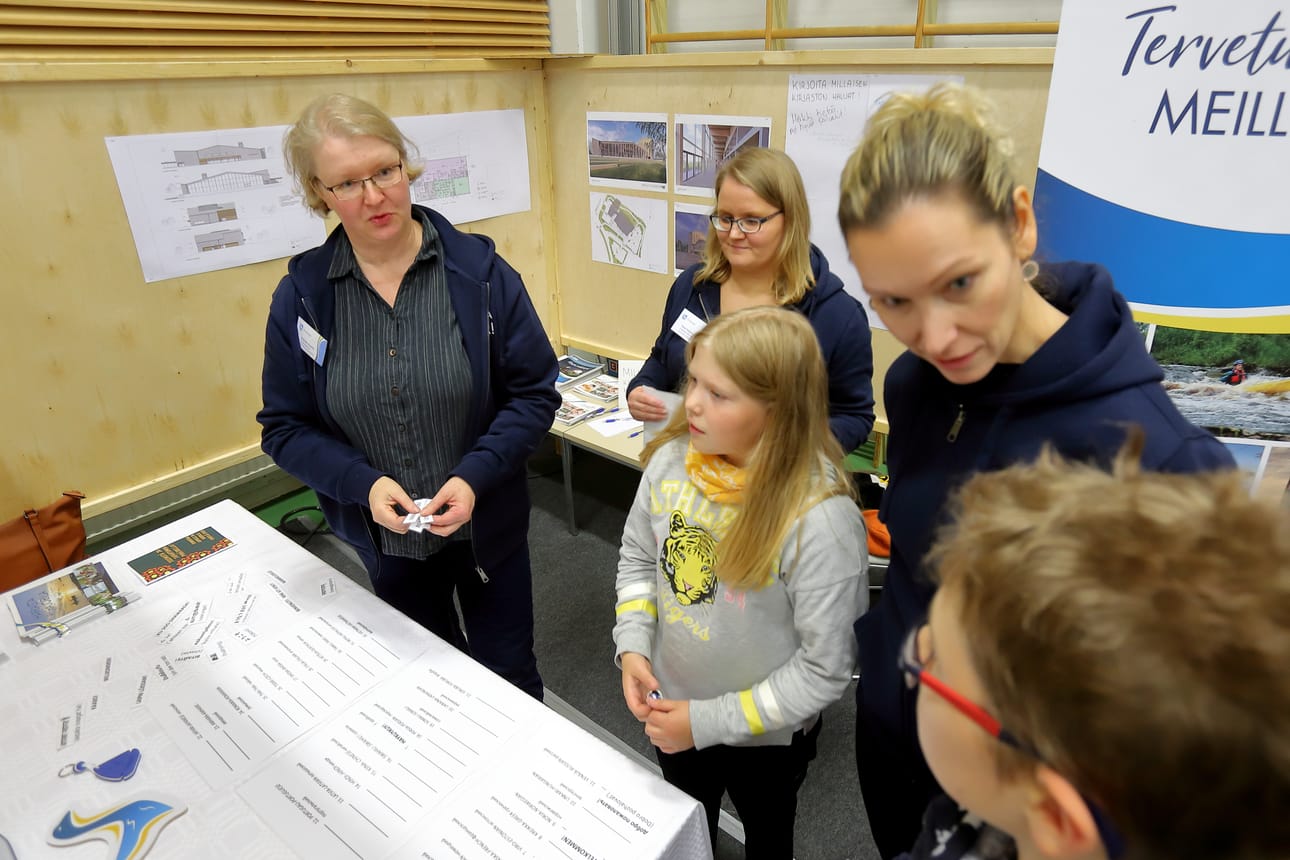 Tervetuloa Pyhäjoelle -hankkeen osastolla sai sanoa mielipiteensä tulevasta kirjastosta, tutustua Pyhäjokitalon suunnitelmiin, tehdä ehdotusta kunnan uusiksi jouluvaloiksi ja osallistua kielipeliin.
