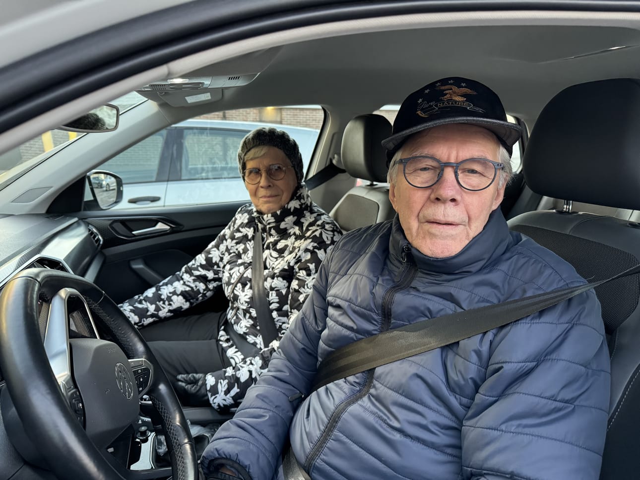 Maija-Liisa ja Paavo Erkkilä odottavat jouluvalojen syttymistä Oulaisiin.