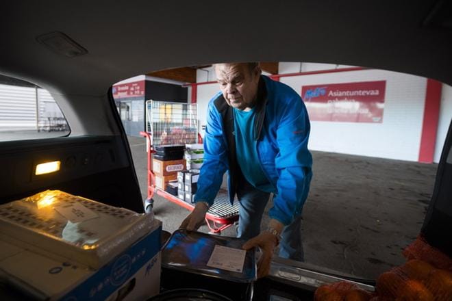 Grilliyrittäjä Heikki Osmonen hakee kerran viikossa täydennystä Seinäjoen tukusta. 70-vuotias Osmonen on asunut koko elämänsä Lappajärvellä. Viime vuosikymmenten aikana pitäjä on hiljentynyt väkiluvun laskiessa. Kesä on suurinta sesonkiaikaa Osmoselle. KUVA: MATTI HAUTALAHTI