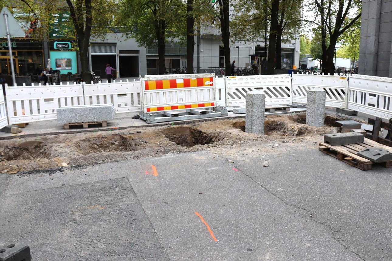 Teräksenkuja päättyy etelässä Hovioikeudenpuistikkoon, kävelykatuun ja jatkossa myös graniittipollareihin. Torin kulma siintää etuoikealla noin 30 metrin päässä.