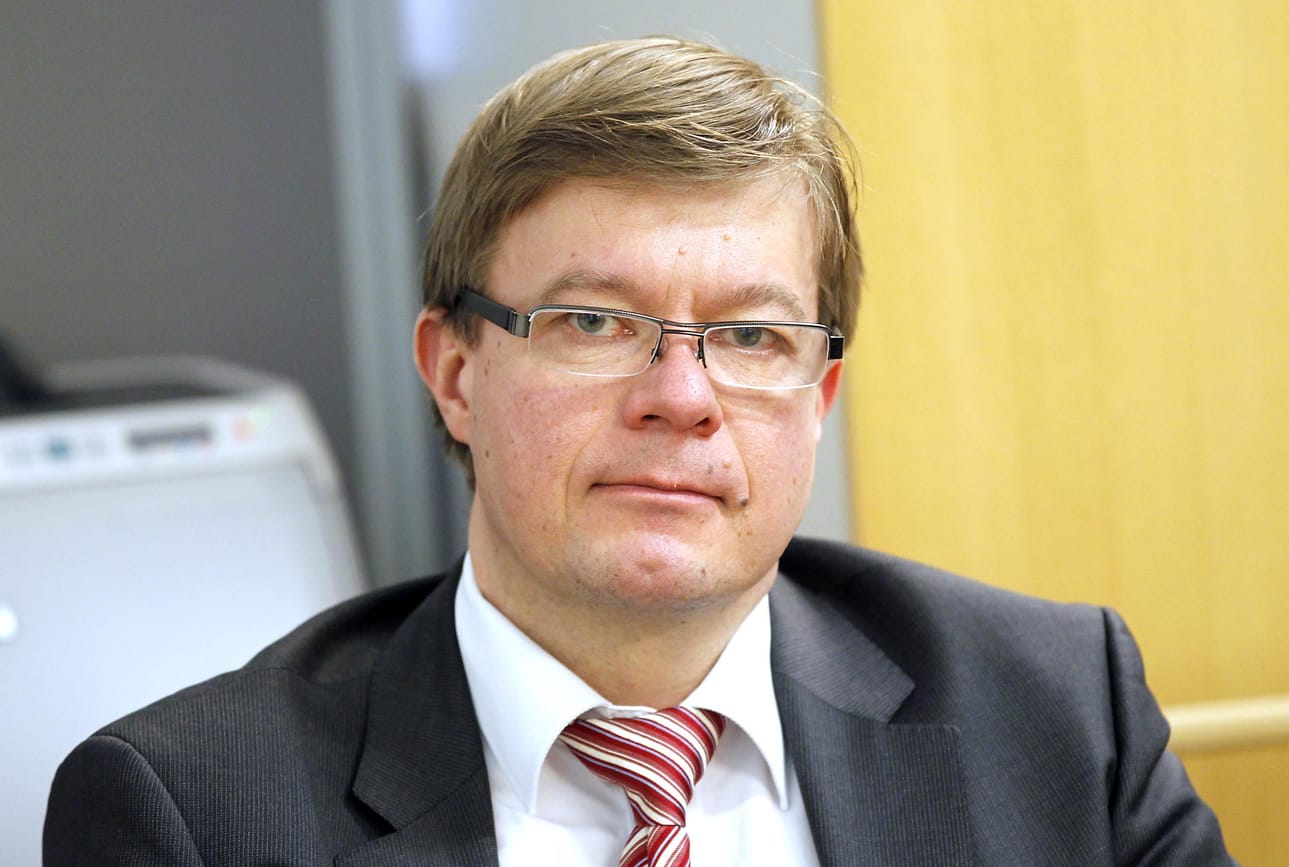 Keskustan kansanedustaja Antti Rantakangas ihmettelee hallituksen linjaa kieltää turvemaiden raivaus pelloksi.