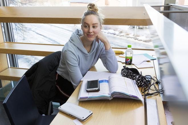 Emilia Kinnunen valmistautuu tunnollisesti ylioppilaskirjoituksiin, jotka IB-lukiolaisella ovat edessä vasta toukokuussa. Hän tähtää taloustieteen opintoihin Hollannissa. KUVAT: SANNA CANAWATI