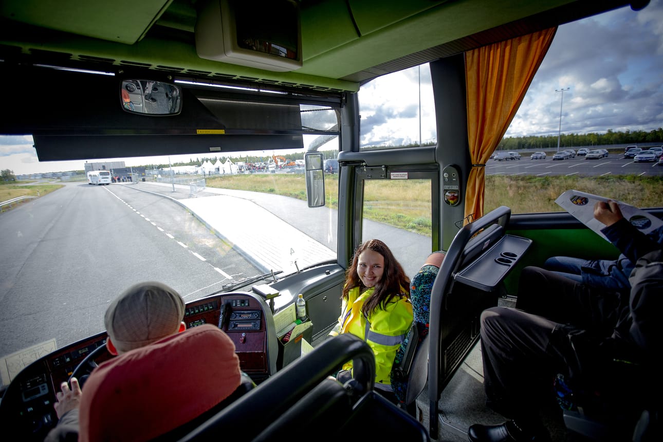 Bussikuljetuksissa työmaan vaihetta selostanut Anna Tainio Helsingin viestintätoimistosta kertoi muuan muassa aikovansa muuttaa Pyhäjoelle.