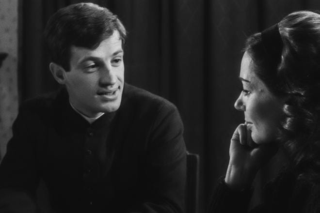 Jean-Paul Belmondo on Kiusauksessa nuori pappi Léon Morin miehitetyssä Ranskassa. Emmanuelle Riva on ateisti, joka päättää kastaa puolijuutalaisen tyttärensä katoliseksi pelastaakseen hänet karkotukselta. KUVA: Yle Kuvapalvelu