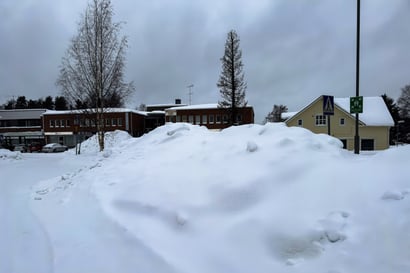 Lumikasat kasvavat Kurenalan parkkipaikoilla – Pietarilaan ja Heteharjuun kuljetetaan tuhansia kuutioita