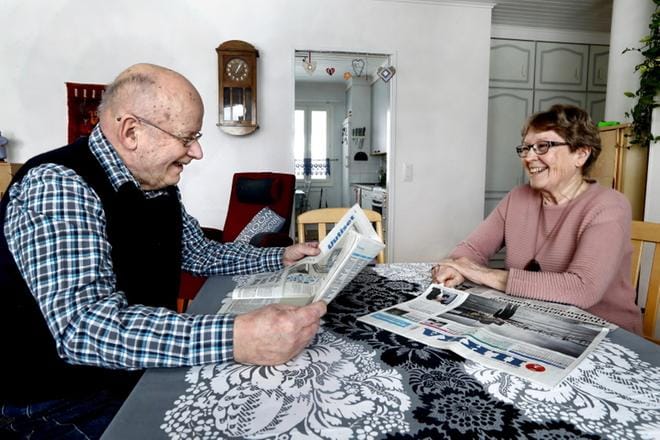 Matti ja Liisa Honkasen aamurutiineihin kuuluu maakuntalehden lukeminen lähes sivu sivulta. Tähän saakka parissa palassa ollut lehti on ollut helppo jakaa. Nyt toinen saattaa selata lehteä ensin tabletilla, paperilehteä se ei kuitenkaan korvaa. Uuden ja vanhan kokoja vertailtiin – sisältö on tärkeintä. KUVA: JOUKO HÄNNINEN