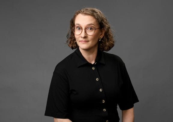Piia Kleemola-Välimäki on musiikin tohtori, kansanmuusikko ja viulisti. Hän on työskennellyt alalla monipuolisesti.