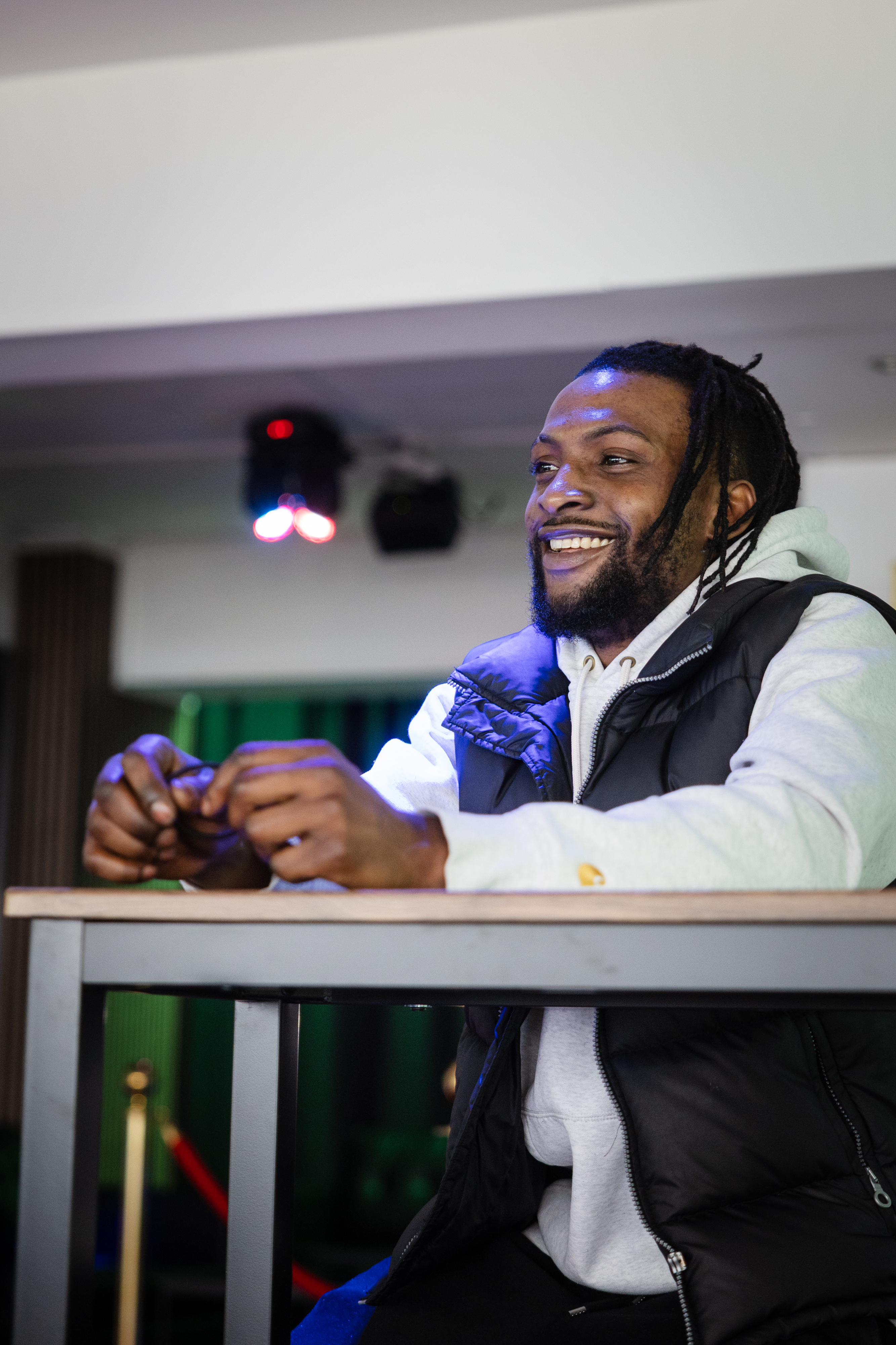 "Tämä on paikka, jossa kaikki voivat tavata ihmisiä ja tuntea olonsa tervetulleeksi ja kotoisaksi" – Vybes tuo kansainvälisiä viboja Vaasan baaritarjontaan