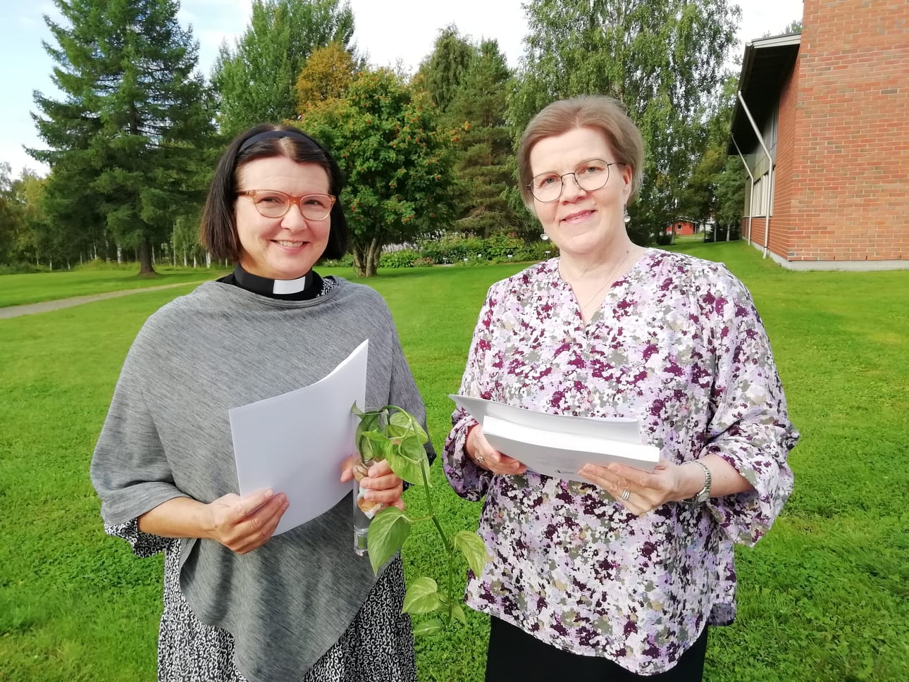 Kuusamon kirkkoherra Taina Manninen (vas.) ja Kuusamon kasvatus- ja sivistysjohtaja Anne Koski-Heikkinen allekirjoittivat päivitetyn sopimuksen perjantaina 25.8. Manninen lahjoitti Koski-Heikkiselle Kuusamon seurakunnan tuoreen muistelu- ja historiateoksen, Koski-Heikkinen taas antoi Manniselle vihreän kultaköynnöksen symboloimaan kasvua ja toivoa.