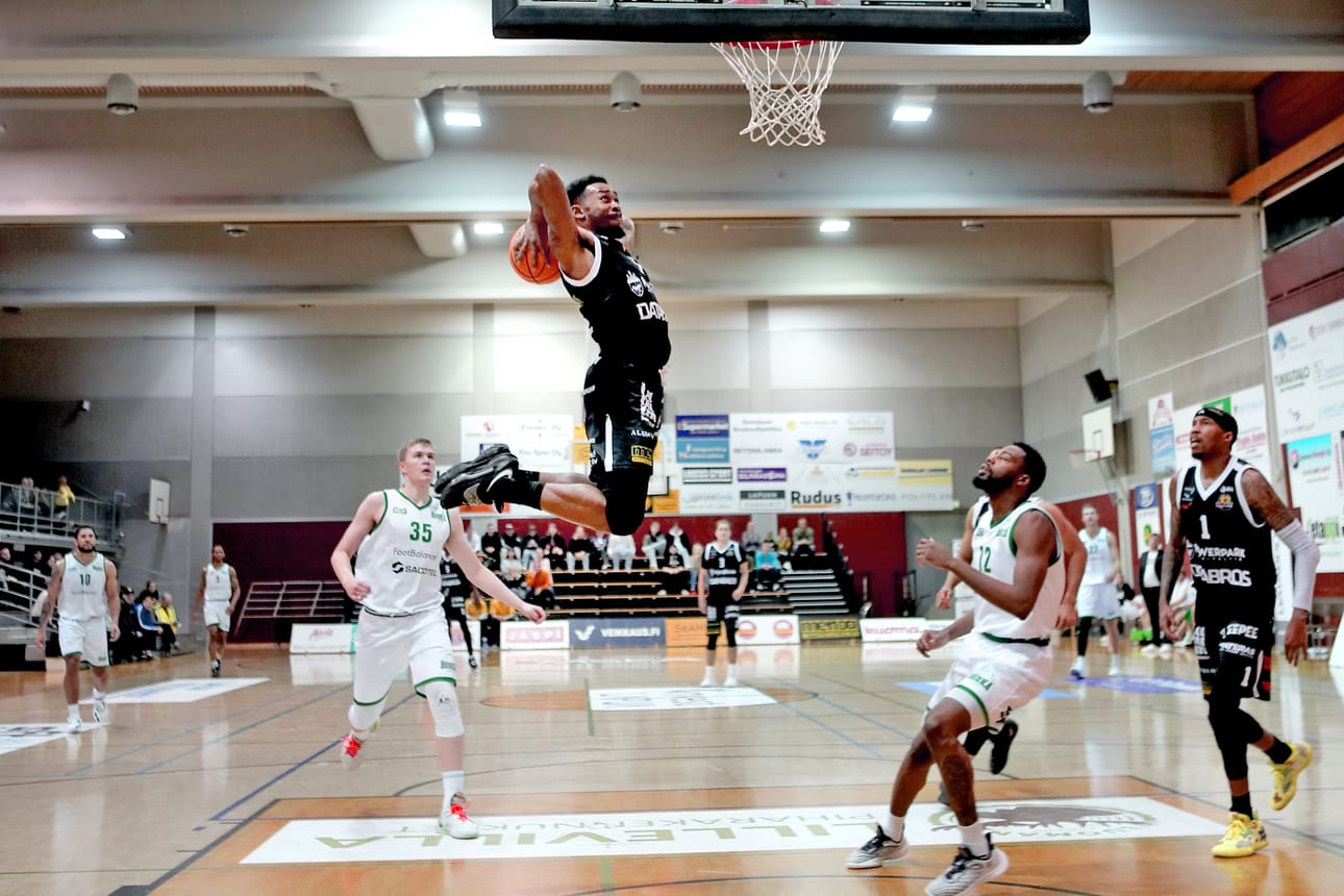 Kobrien Kaelin Jackson donkkaa komeasti kaksi pistettä kotijoukkueen laariin.