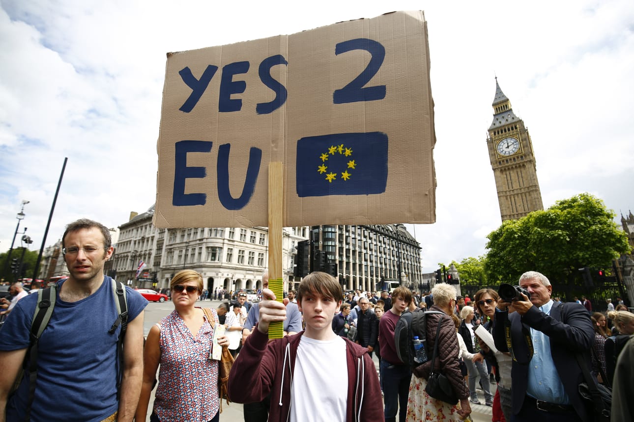 EU-jäsenyyttä kannattavat järkyttyivät kansanäänestyksen tuloksesta. Osa on jo vaatinut uusia vaaleja.