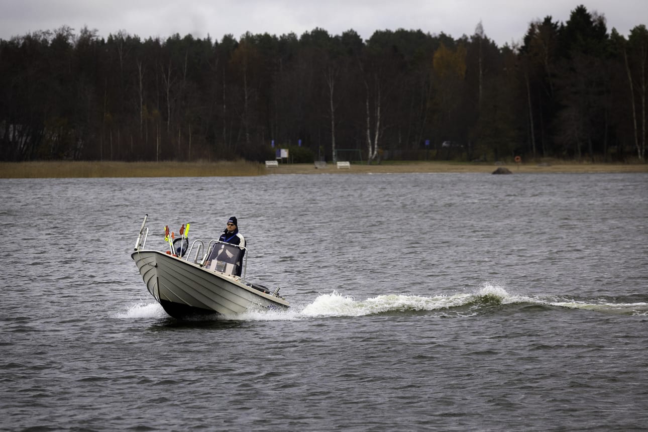 Siikojen syksyinen kutuaika halutaan turvata verkkokalastuskiellolla. Kalastuksenvalvoja Hans Sjöberg käy tarkastamassa, ettei verkoja ole vesillä.
