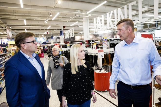 18-vuotias lukiolainen Ronja Holopainen toimi tyttöjen päivänä Keskon toimitusjohtajana Mikko Helanderin (vas.) sijasta. Sellon Citymarketin kauppias ja Keskon hallituksen puheenjohtaja Esa Kiiskinen (oik.) kierrätti Holopaista ja Helanderia kaupassaan. KUVA: JOEL MAISALMI