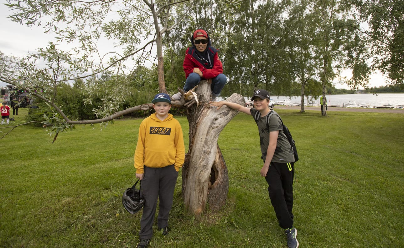 Joona Pulkkinen (vasemmalla), Atro Salo (keskellä) ja Henri Indren (oikealla) odottivat innokkaina illan viimeistä esiintyjää Cledosia.