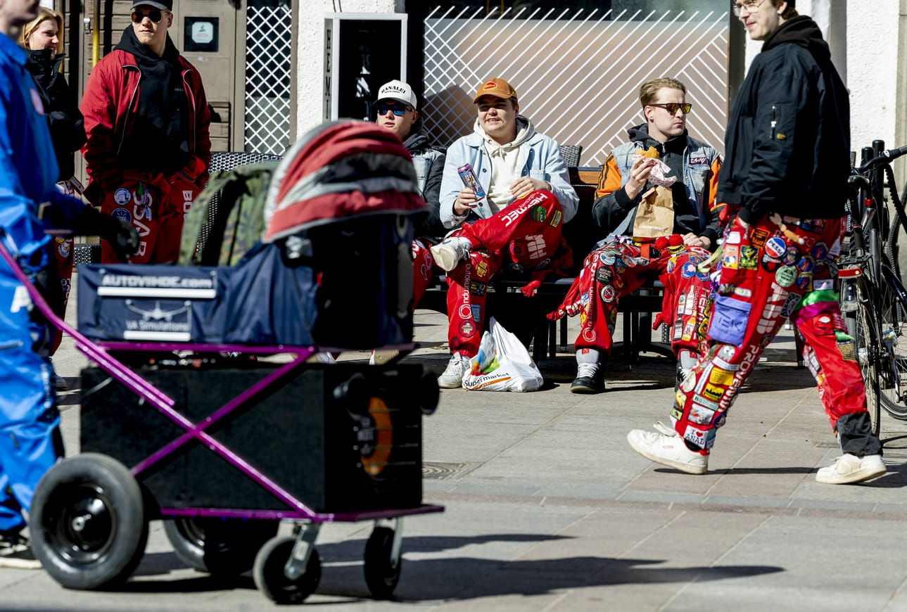 Opiskelijat valmistautuivat vapunviettoon keskiviikkona aurinkoisessa, mutta koleassa säässä. Fuksikisat keräsivät haalariväkeä Rotuaarille.
