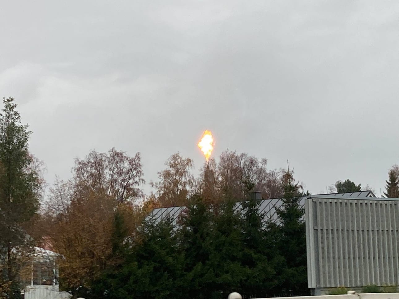 Arkistokuva syksyltä 2020, jolloin Laanilan tehdasalueella sijaitsevan tehtaan piipun päässä paloi näyttävä liekki. Vastaava liekki aiheutti tänään palohälytyksen.