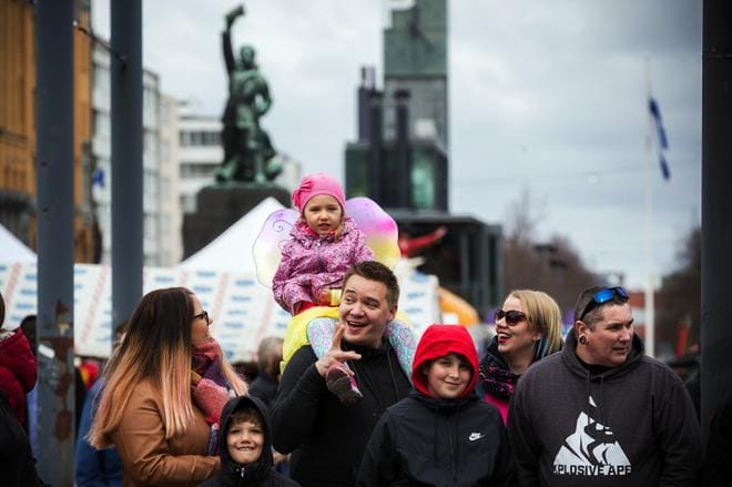 Sari, Onni, Mikael ja Anni Jaakkola sekä Dana Alakortes, Marika Jaakkola ja Leigh Alakortes nauttivat veteraaniautojen vappukulkueesta Vaasan vapputorilla. KUVA: JARNO PELLINEN