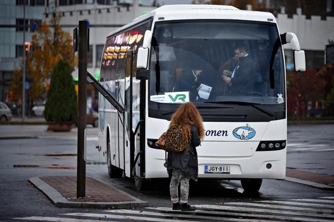 Seinäjoen ja Vaasan välillä on vuoden 2016 kesästä lähtien ajettu osa vuoroista vain bussilla. Liityntäbussi pysähtyy myös niissä taajamissa, joilta kaukojunien pysähdykset viime vuonna lopetettiin. KUVA: Tomi Kosonen