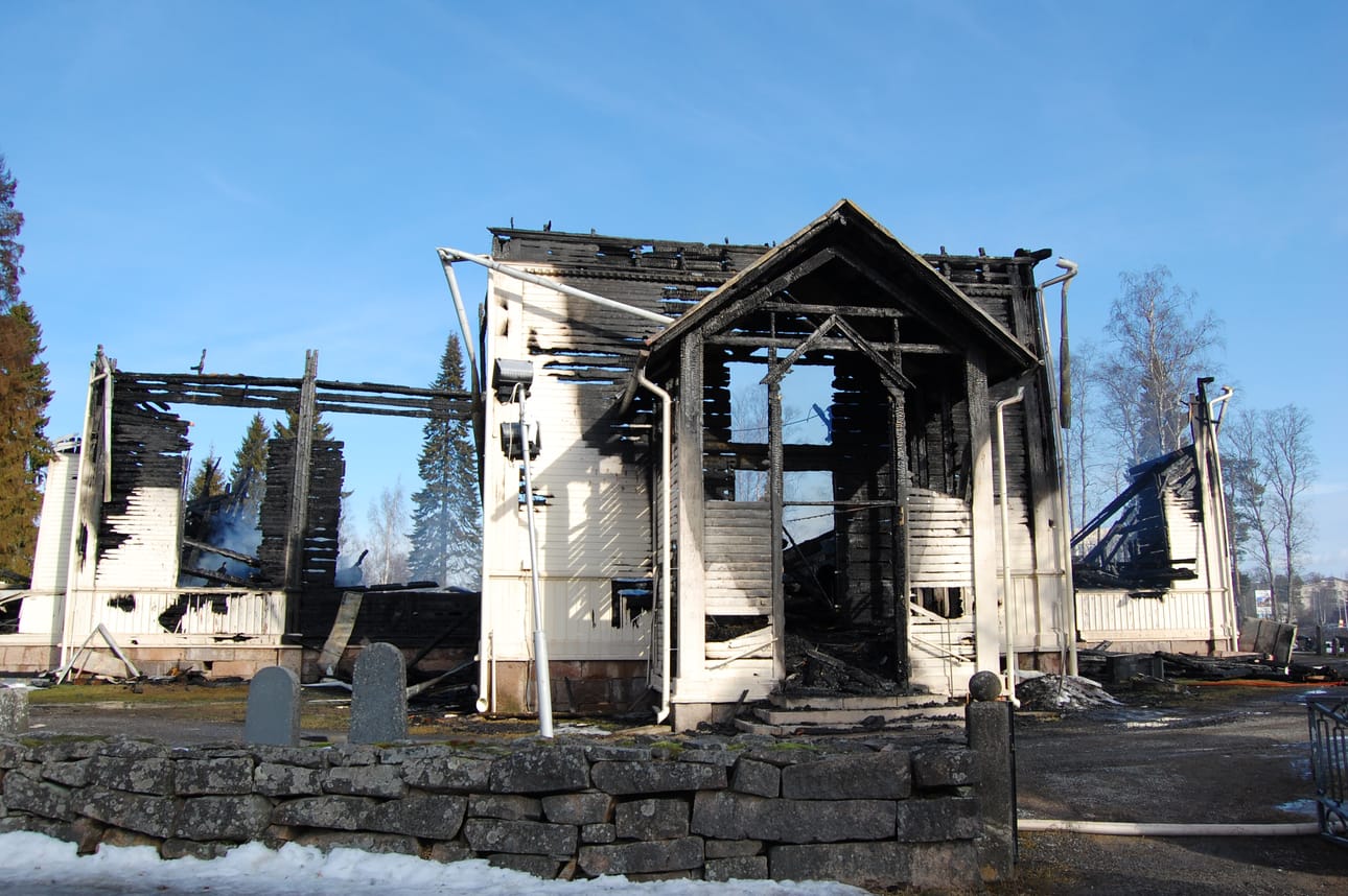 Ylivieskan kirkko tuhoutui täysin tulipalossa pääsiäislauantaina.