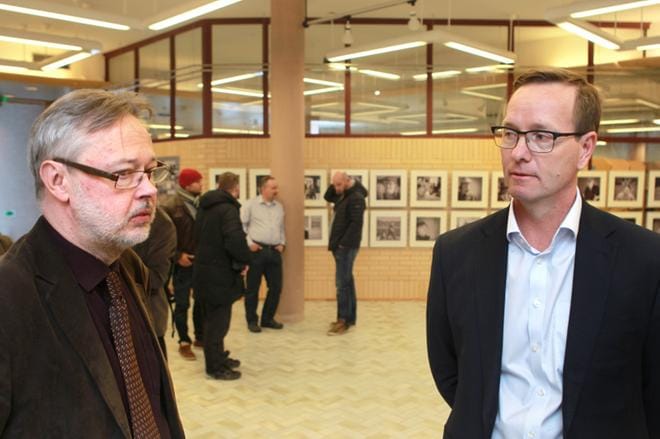 Yli-insinööri Jorma Aurela Työ- ja elinkeinoministeriöstä (vasemmalla) ja Terrafame Oy:n toimitusjohtaja Joni Lukkaroinen esittelivät uraanihanketta yleisölle torstaina Kajaanissa. KUVA: Juha Neuvonen