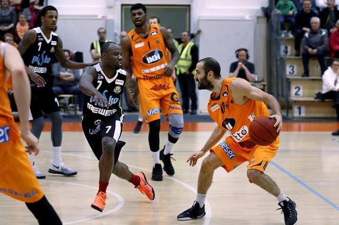 Karhun Bojan Sarcevic ja Kobrien Aubrey Conerly kaksintaistelussa. KUVAT: JOUKO HÄNNINEN