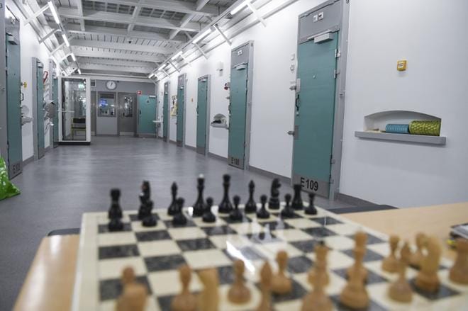 Rikosseuraamuslaitoksen mukaan Suomen vankiloissa suorittaa tuomiotaan tällä hetkellä kymmenkunta vakavasti radikalisoitunutta henkilöä, joilla on kykyjä ja haluja iskuihin Suomessa. KUVA: KIMMO BRANDT