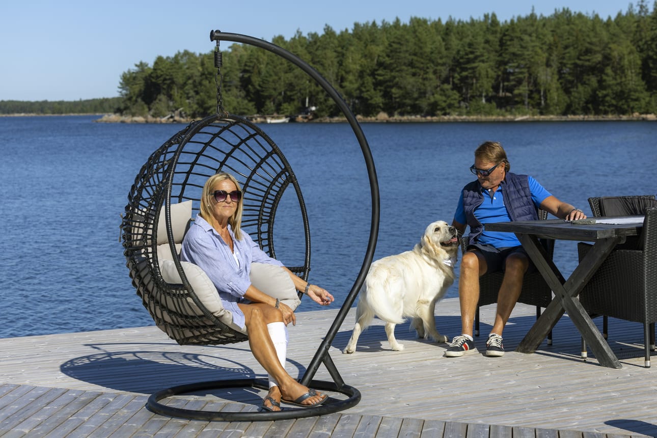 Kirsi ja Jens Österberg viettävät huvilakauden päättäjäisiä Köklotissa joka vuosi ystävien ja sukulaisten kanssa.