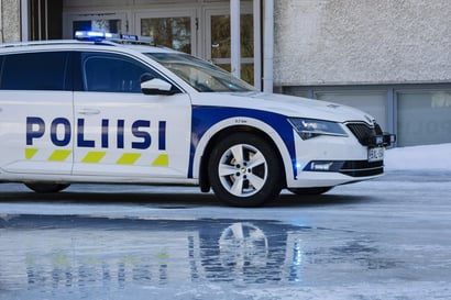Kaksi miestä vei väkivalloin Mercedeksen rauhalliselta asuinalueelta Oulussa, uhrille aiheutettiin vakavat vammat – epäillyt kiinni Toppilassa