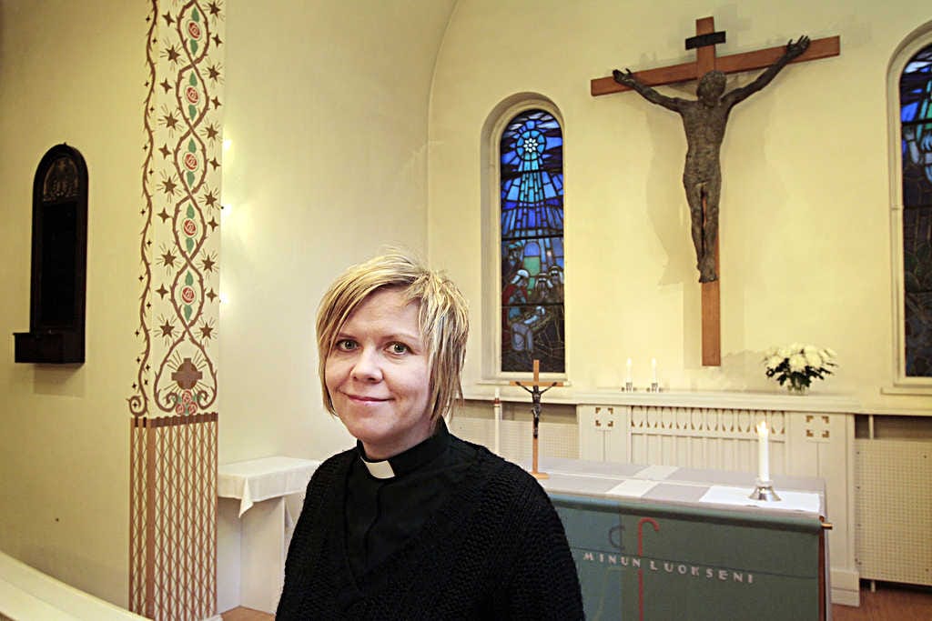 Verkon kautta on helppo tavoittaa ihmisiä, joita ei muuten tapaisi. Toisaalta siellä on erilaiset normit ja räväkämpää ilmaisua, seurakuntapastori Helena Paalanne sanoo.