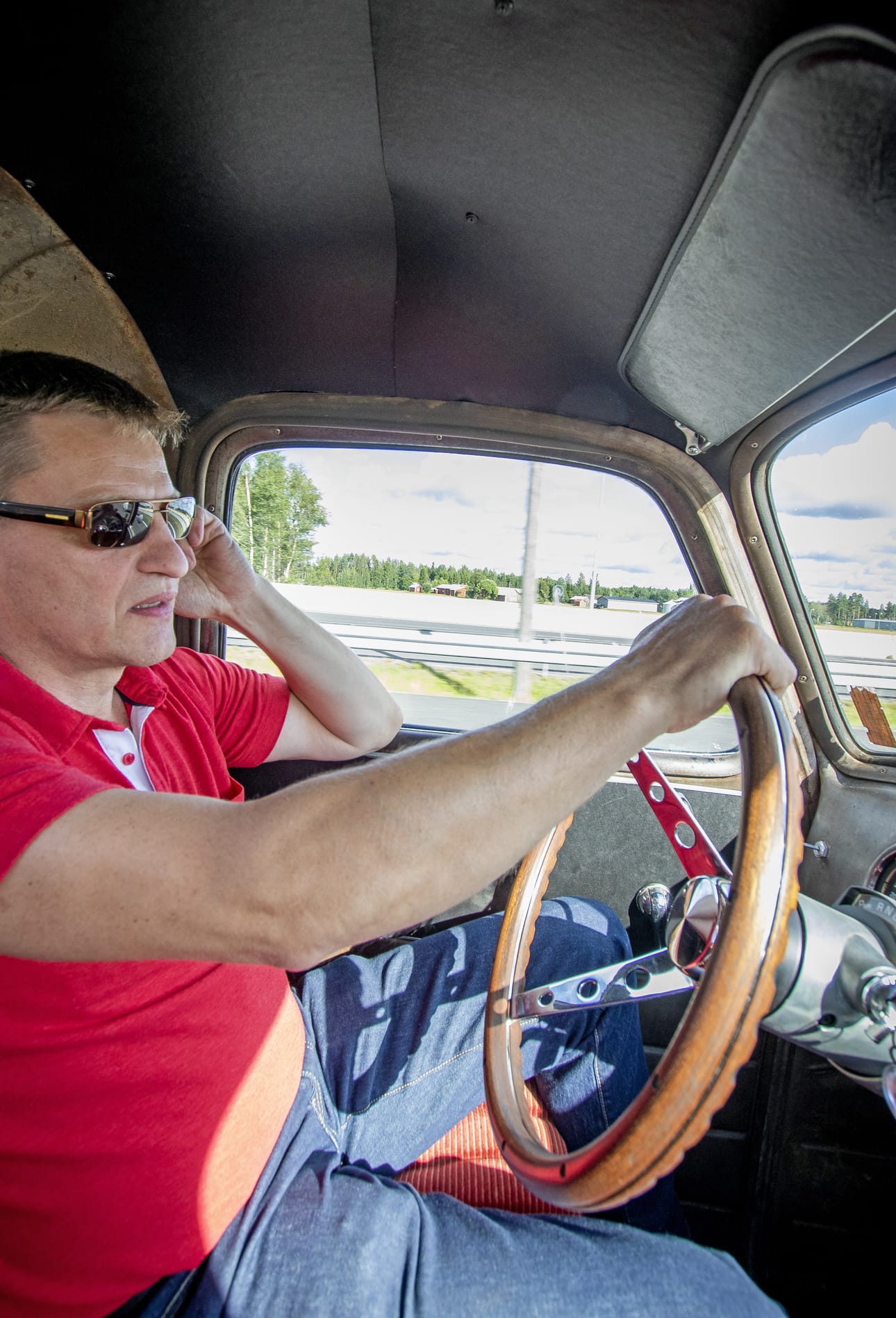 Pekka Kajula viihtyy mainiosti vanhan rouvan kuskina. 68-vuotiaalla rouheasti ikääntyneellä kulkupelillä Kajula on ajanut toissakesänä Nordkappiin. ”Lavetilla toit”, epäili moni. Matka sujui kuitenkin hyvin ja ilman kommelluksia.