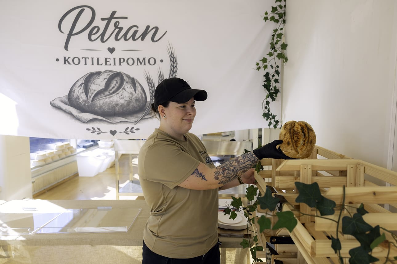 Petran kotileipomo tunnetaan erityisesti hiivattomista hapanjuurileivistään.