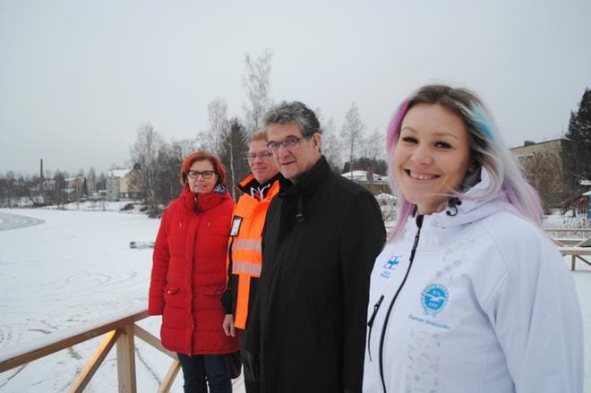 Kaupunginjohtaja Pekka Ala-Mäenpää, ympäristöpäällikkö Jukka Kotola ja liikuntapalvelupäällikkö Leena Ala-Fossi suunnittelivat jo kisapaikkaa kesäksi Alavudenjärvelle yhdessä Helina Niemisen kanssa. KUVA:EEVA-LIISA KULJU