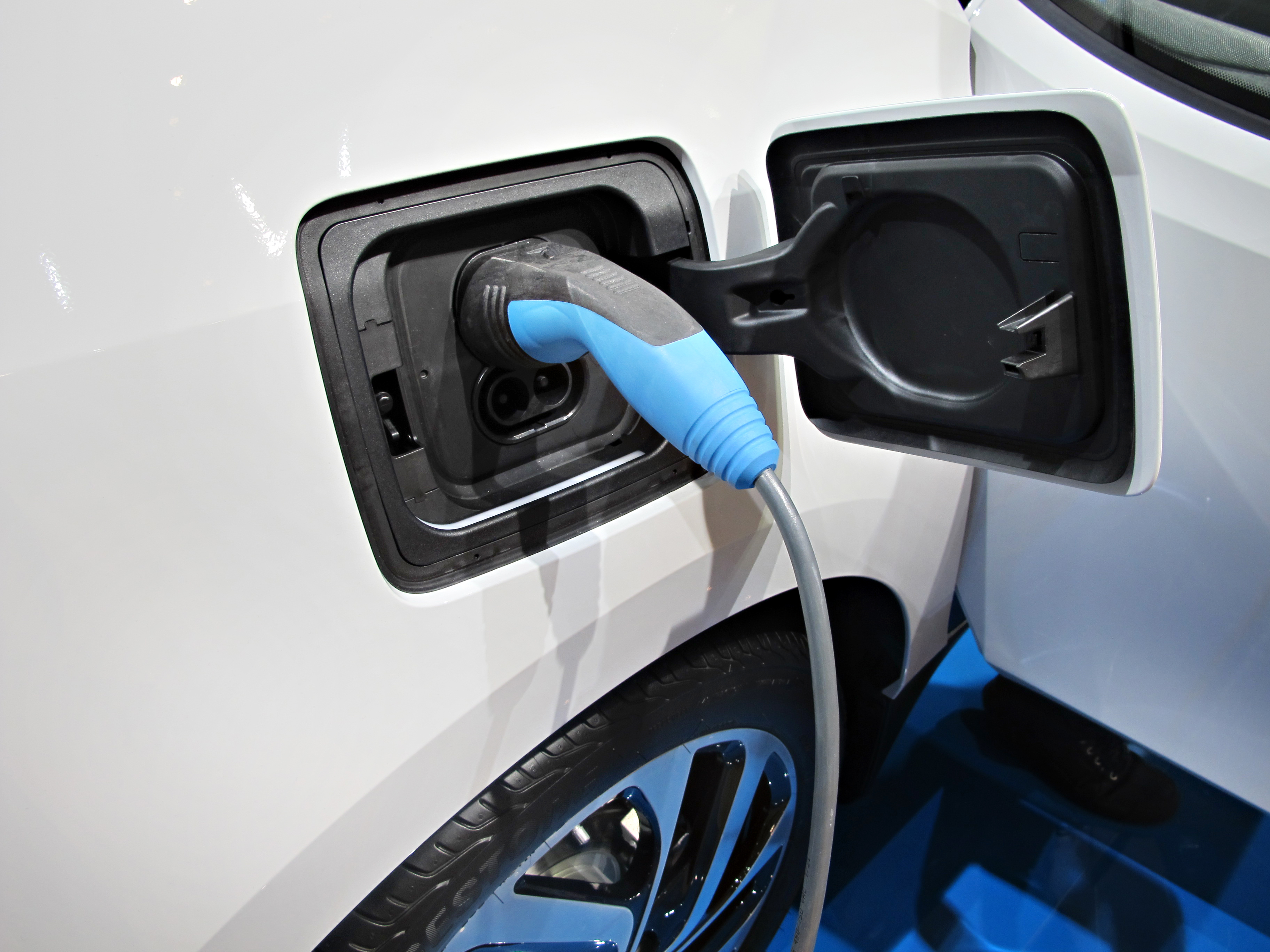 Sähköautojen latauspisteiden järjestämisestä enteillään tulevan tiukkaa vääntöä taloyhtiöissä lähivuosina.